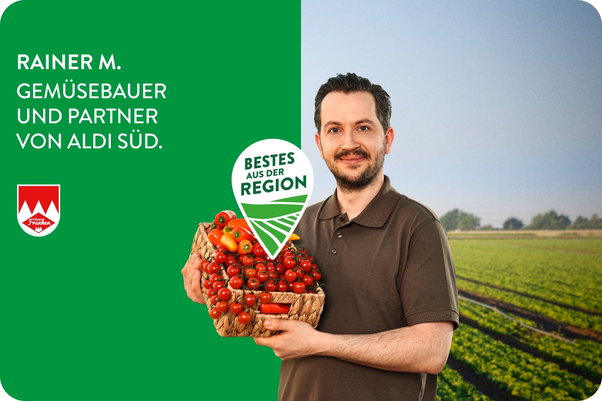 Gemüsebauer mit Korb voller Tomaten.