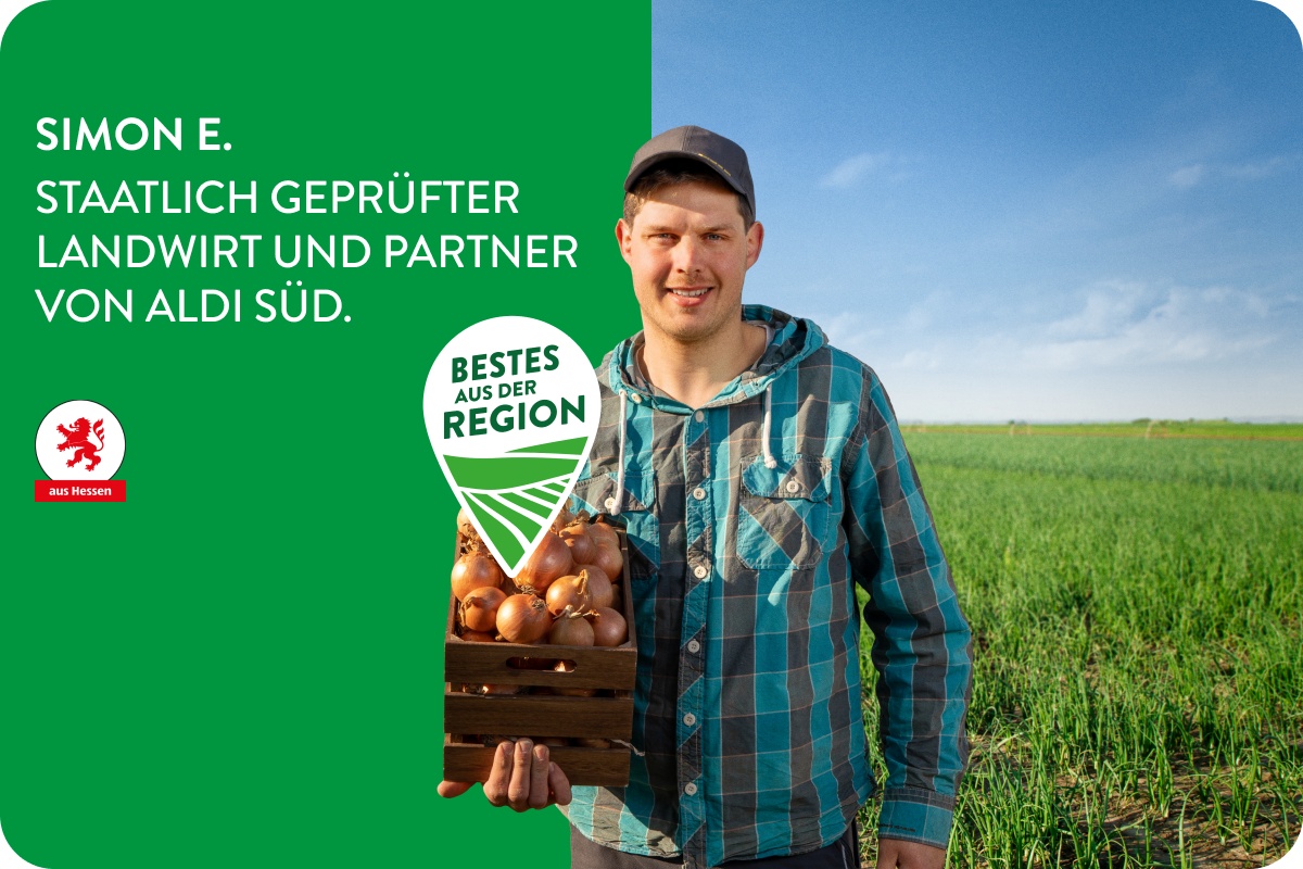 Landwirt mit Korb voller Zwiebeln.