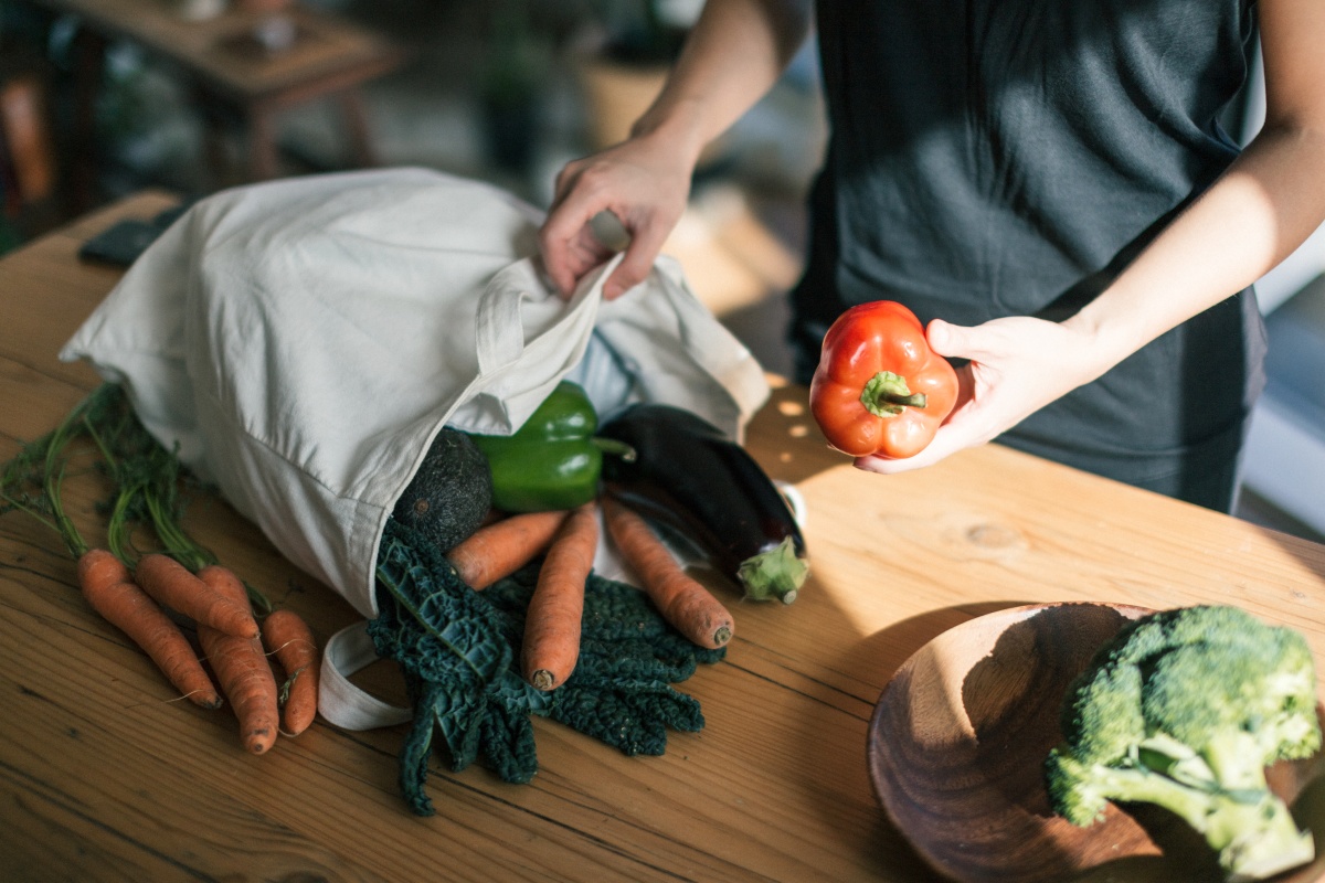 Bio-Gemüse auf einem Tisch.