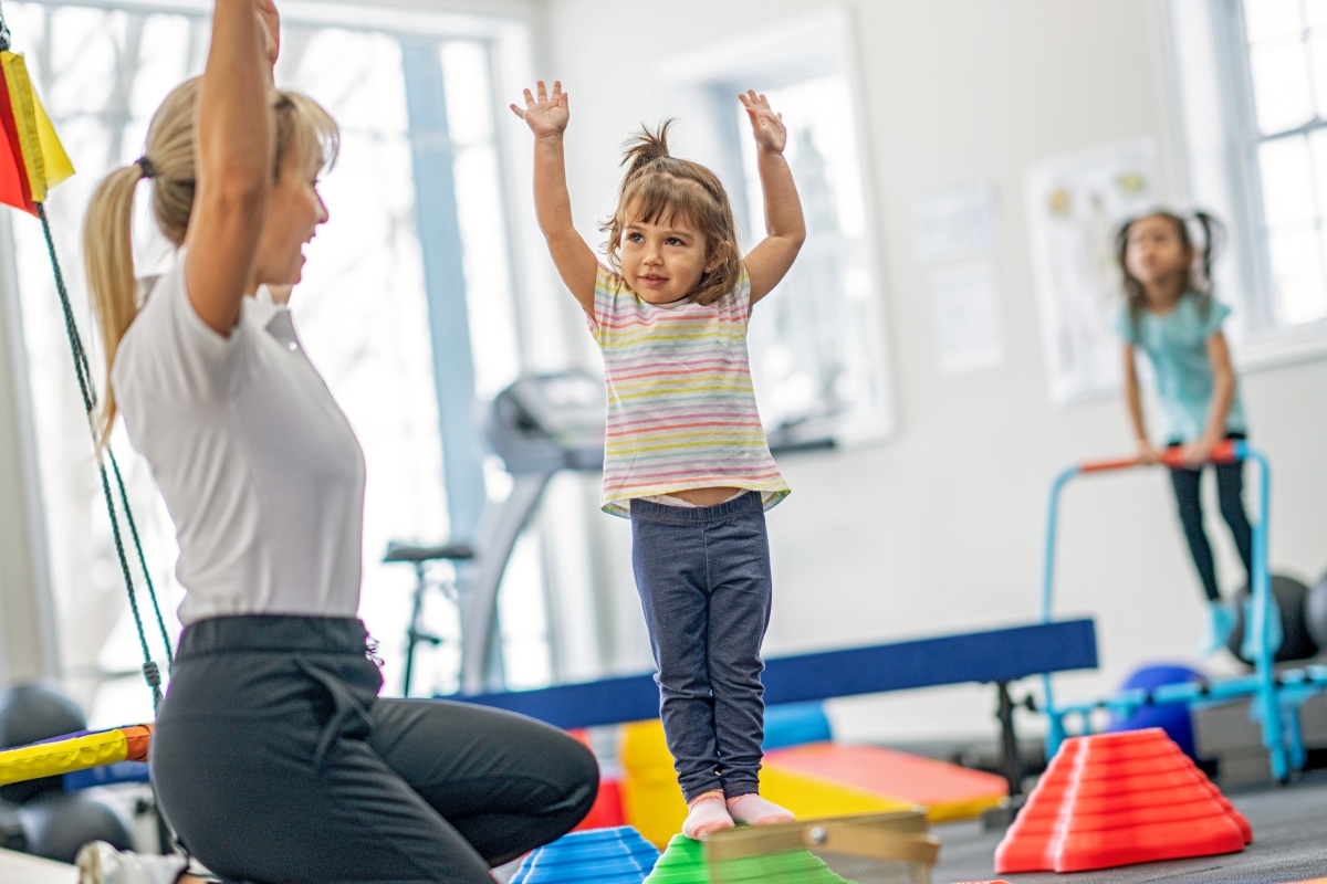 Eine Frau turnt mit Kindern.