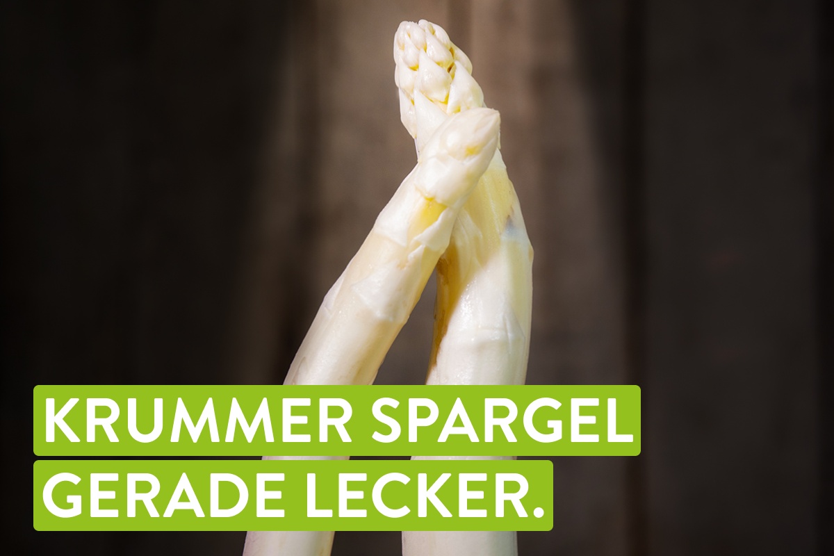 Zwei Spargelspitzen über Kreuz.