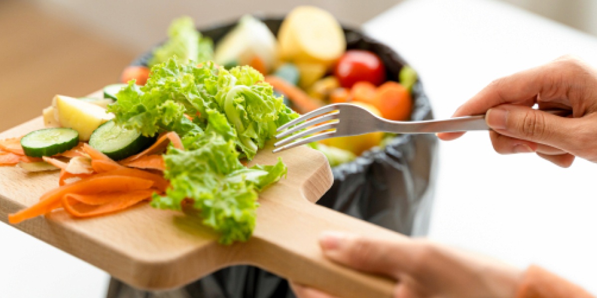 Eine streift gerade frisch geschnittenes Gemüse von einem Brett in die Pfanne.