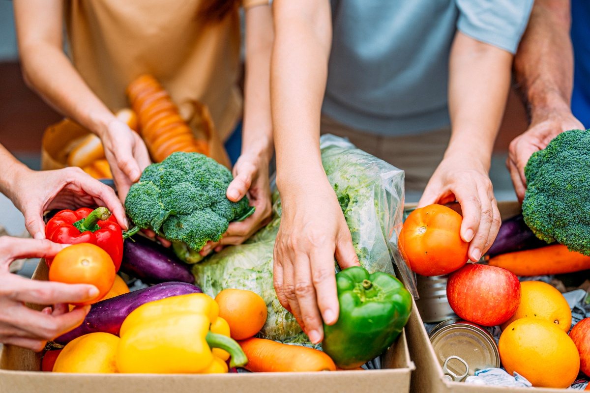 Helfer sortieren gespendetes Obst und Gemüse.