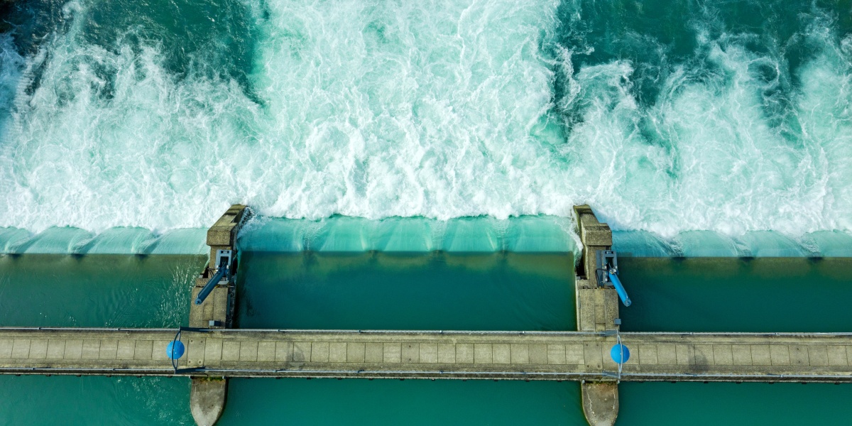 Wassermassen am Staudamm.