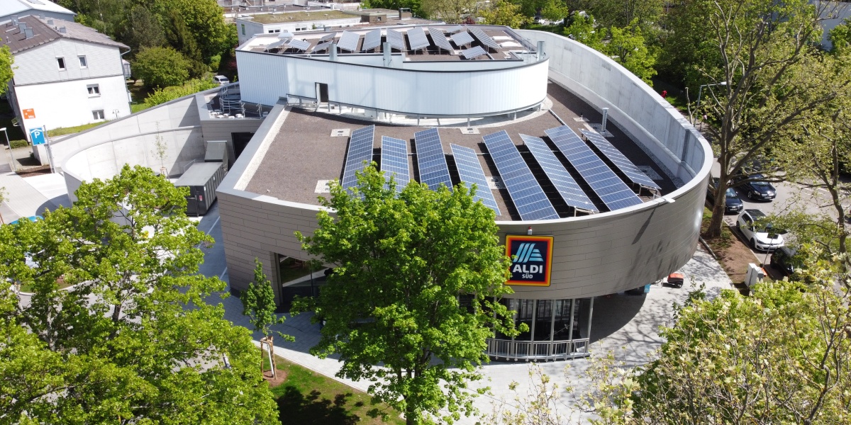 Eine ALDI SÜD Filiale mit Solarpanelen auf dem Dach.