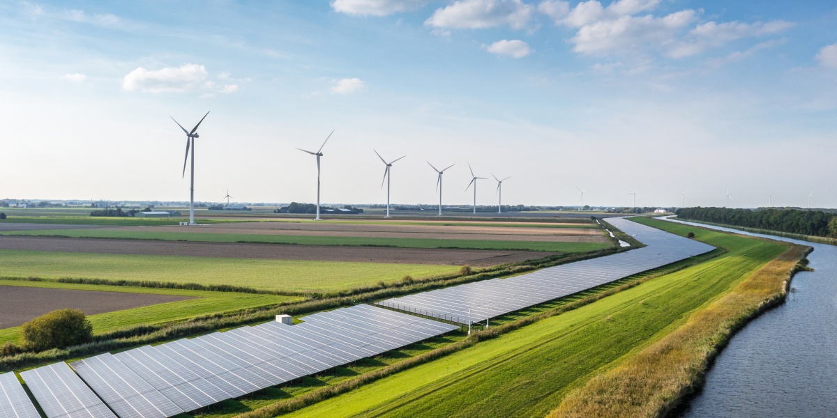 Solarpanele und im Hintergrund Windräder.