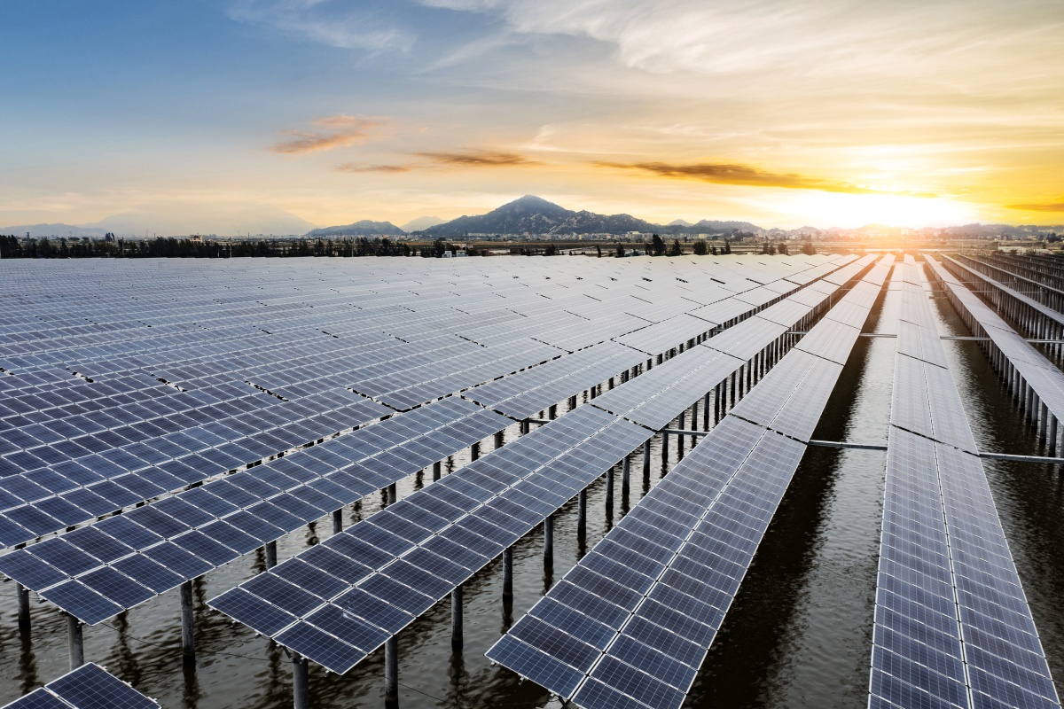 Solarpanele stehen in einem See zur Stromerzeugung