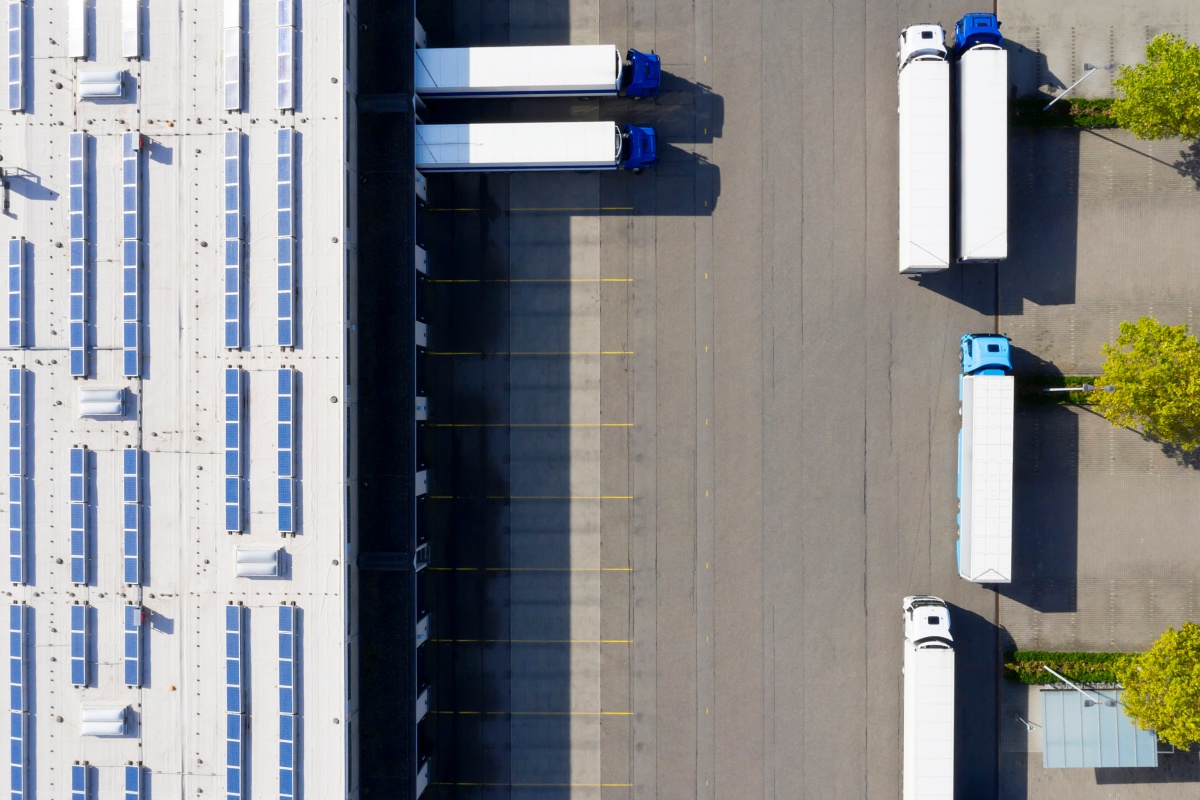 LKW stehen an den Ladezonen einer ALDI SÜD Logisitkzentrale.