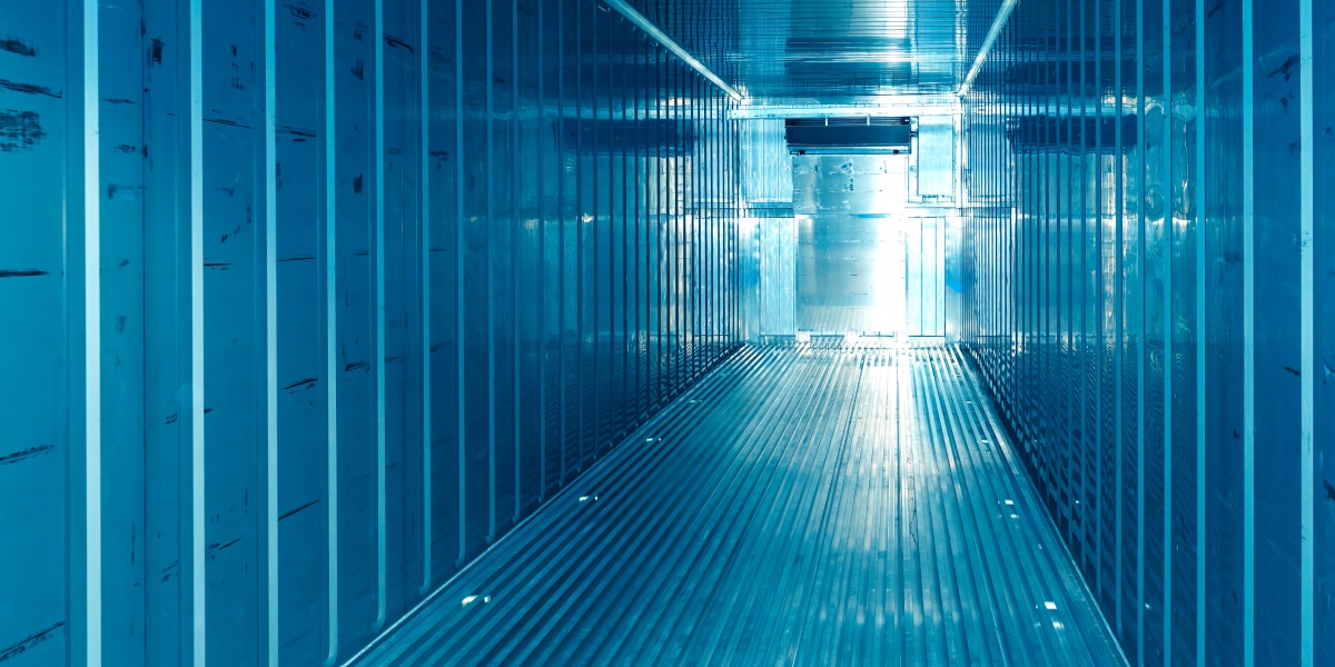 Das Innere einer LKW-Mehrwegkammer-Ladefläche.