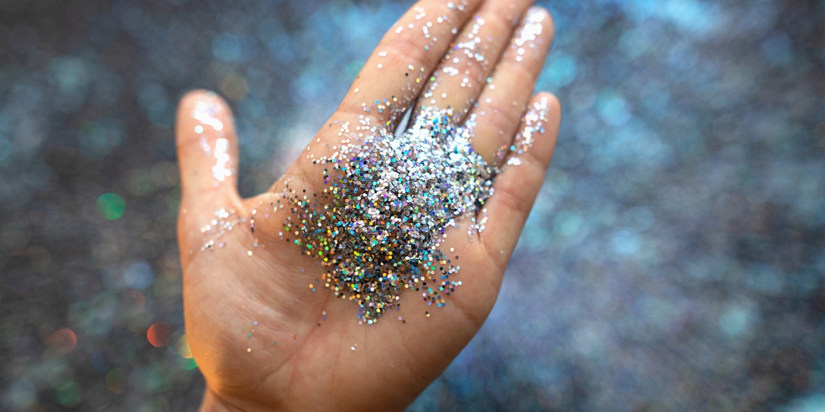 Eine Hand mit Kunststoff-Glitzer.
