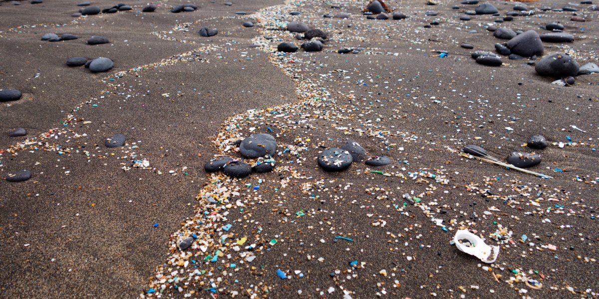 Plastikteilchen am Strand.