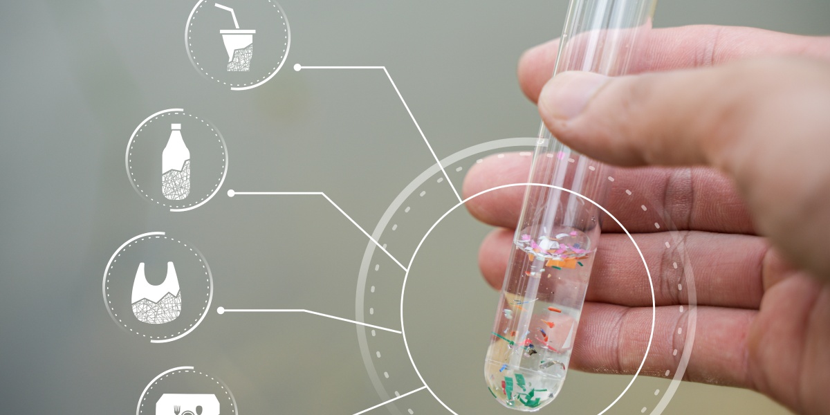 Reagenzglas mit Bestandteilen von Mikroplastik.