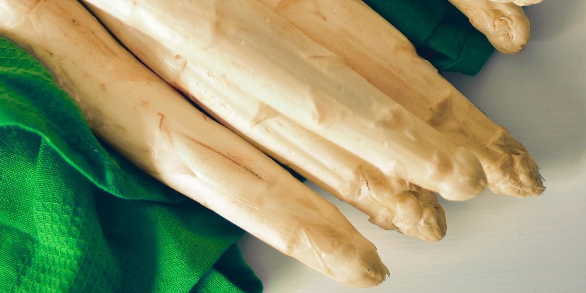 Fünf Stangen ungeschälter weißer Spargel