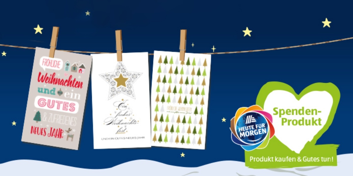 Weihnachtskarten auf Leine mit einem Sternenhimmel im Hintergrund.