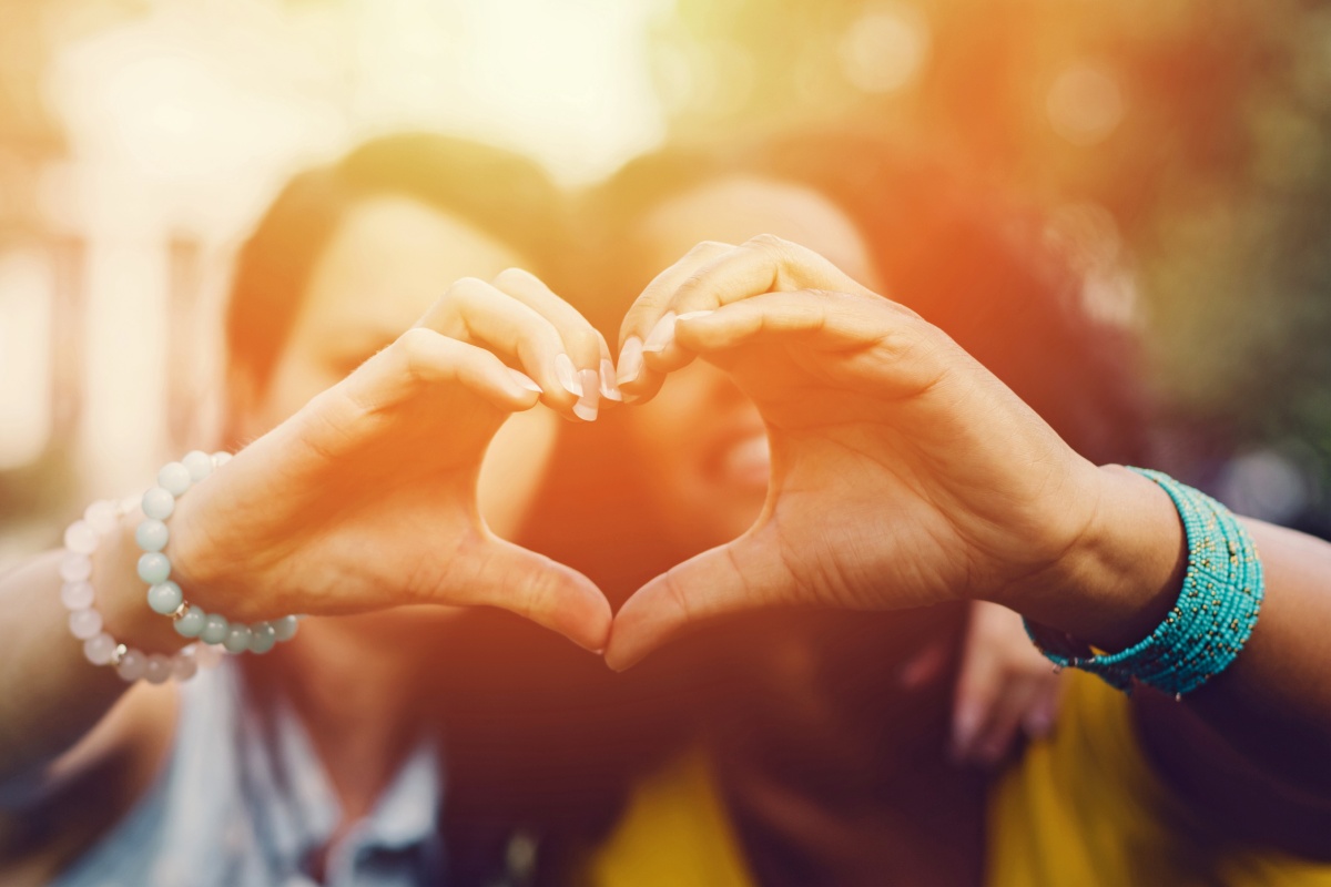 Zwei Frauen formen ihre Hände gemeinsam zu einem Herz.