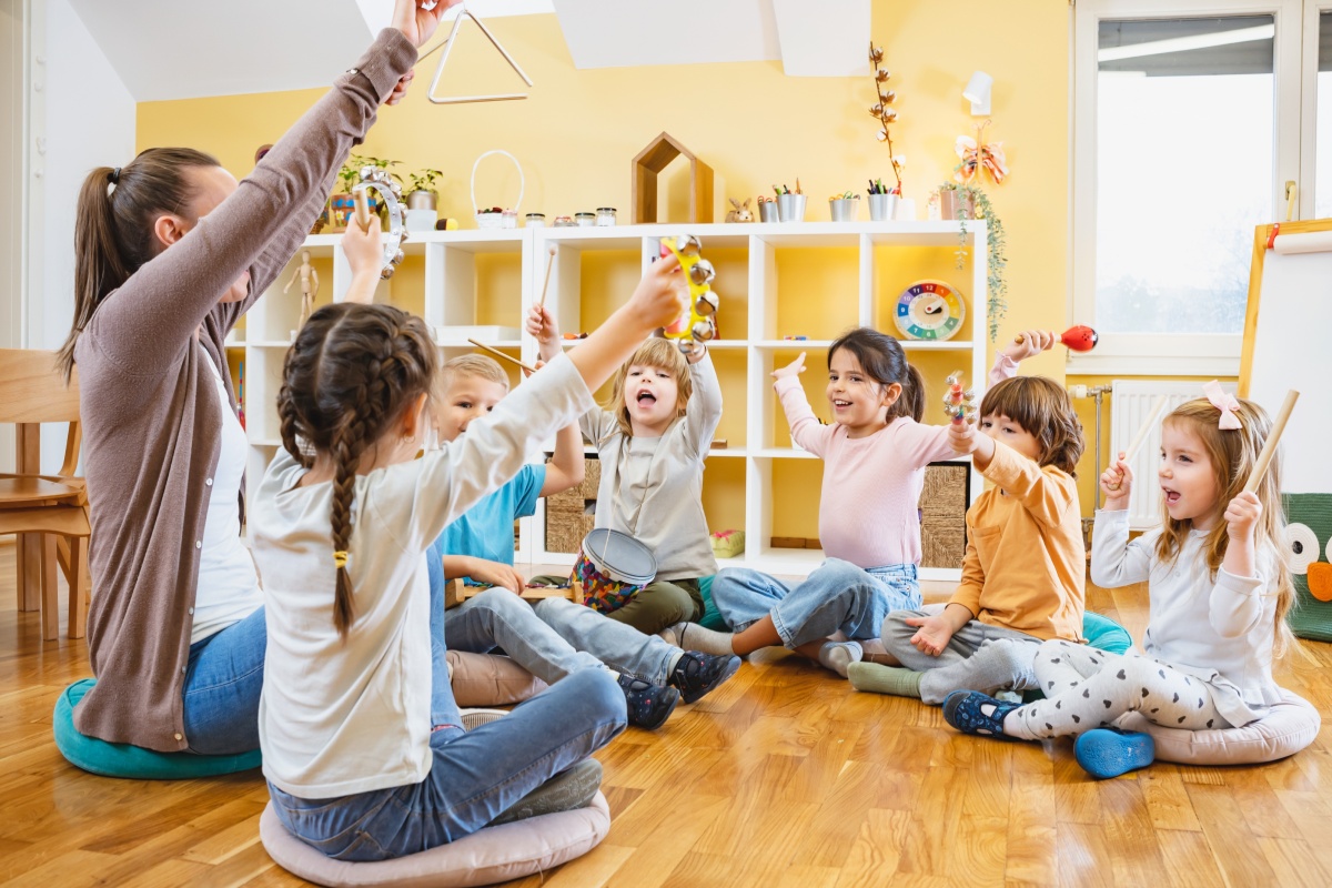 Kinder bei einem Musikprojekt in der Kindertagesstätte.