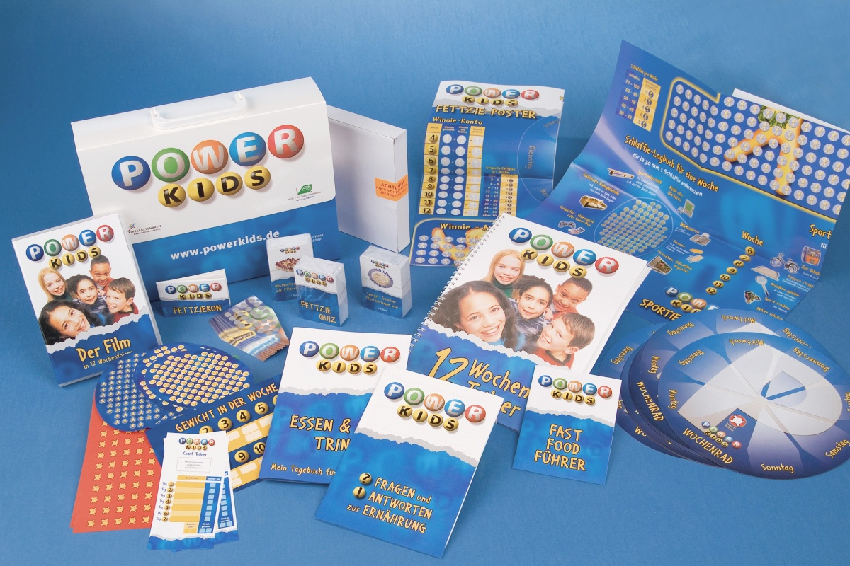 Broschüren, Kalender, Sticker, ein Film und weitere Inhalte der POWERKIDS Spielebox.