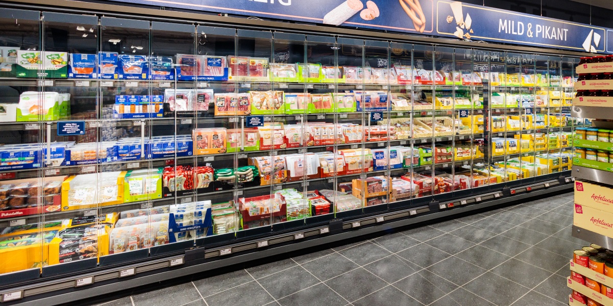 Ein Kühlregal mit Fleisch- und Wurstwaren in einer ALDI SÜD FIliale