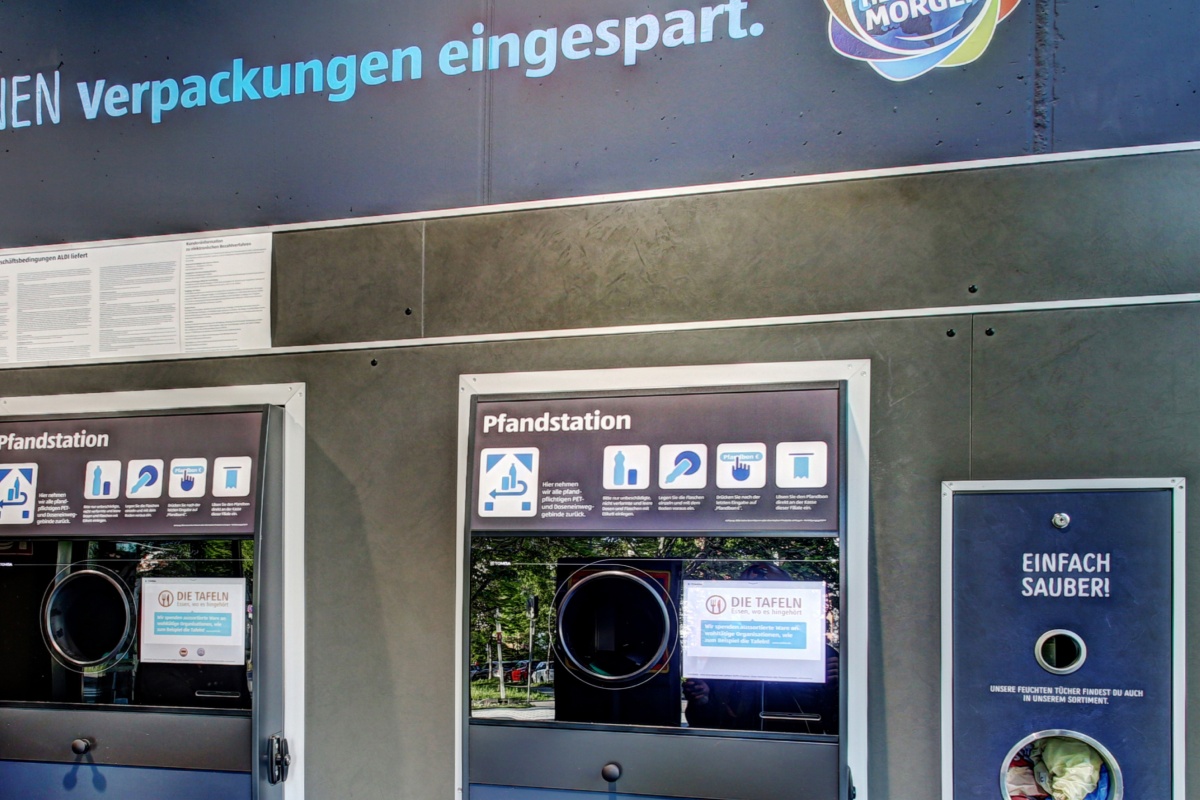 Pfandstationen in einer ALDI SÜD Filiale.