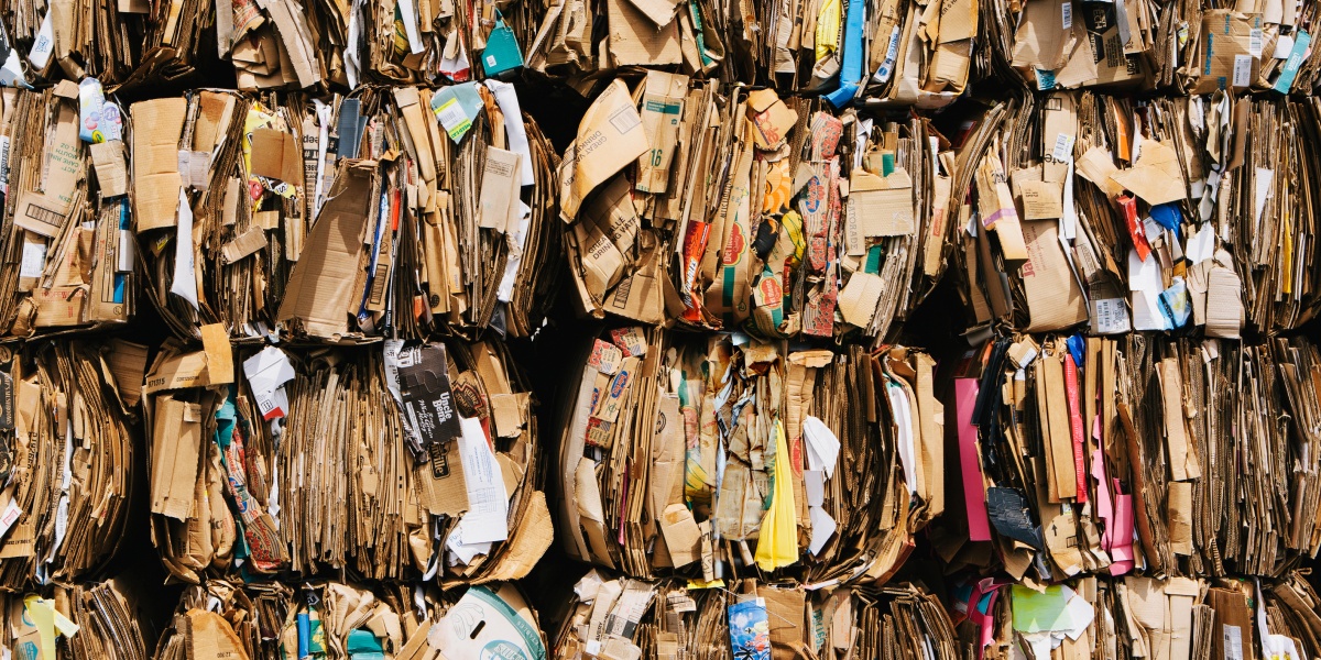 Papier und Kartons in große Pakete gebündelt.