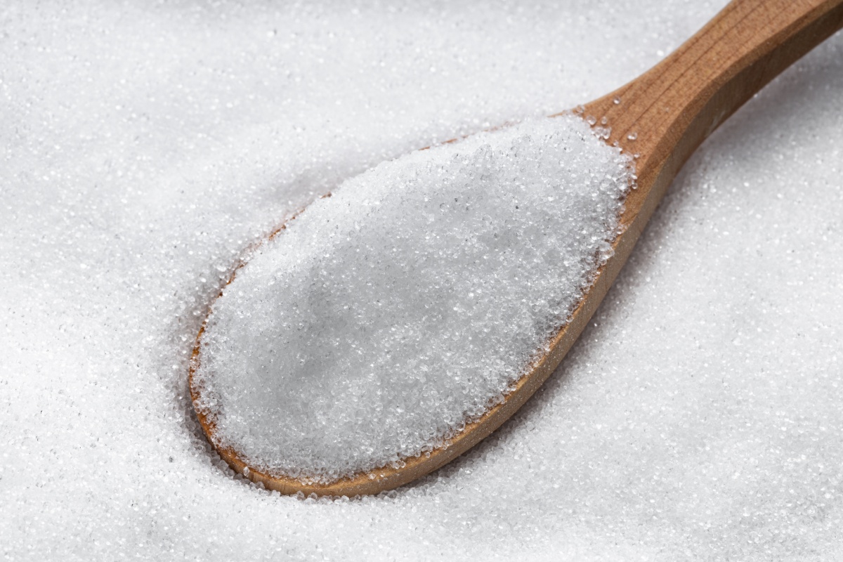 Holzlöffel mit weißem, zuckerähnlichem Ersatzstoff
