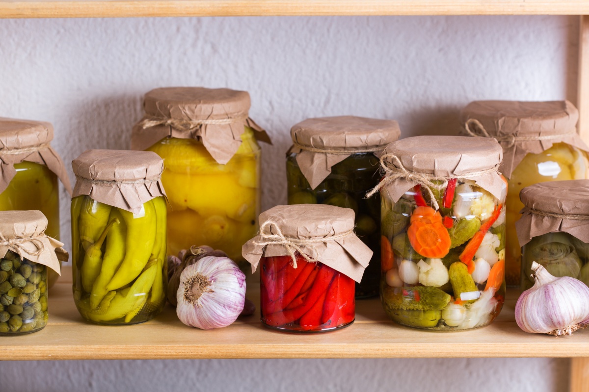 Verschiedene fermentierte Gemüsesorten.