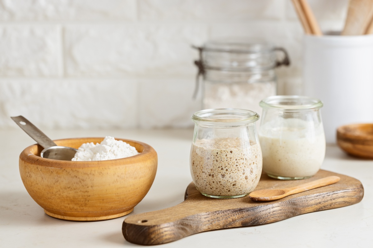 Glas mit altem Sauerteig und ein Glas mit neuem Sauerteig-Ansatz.