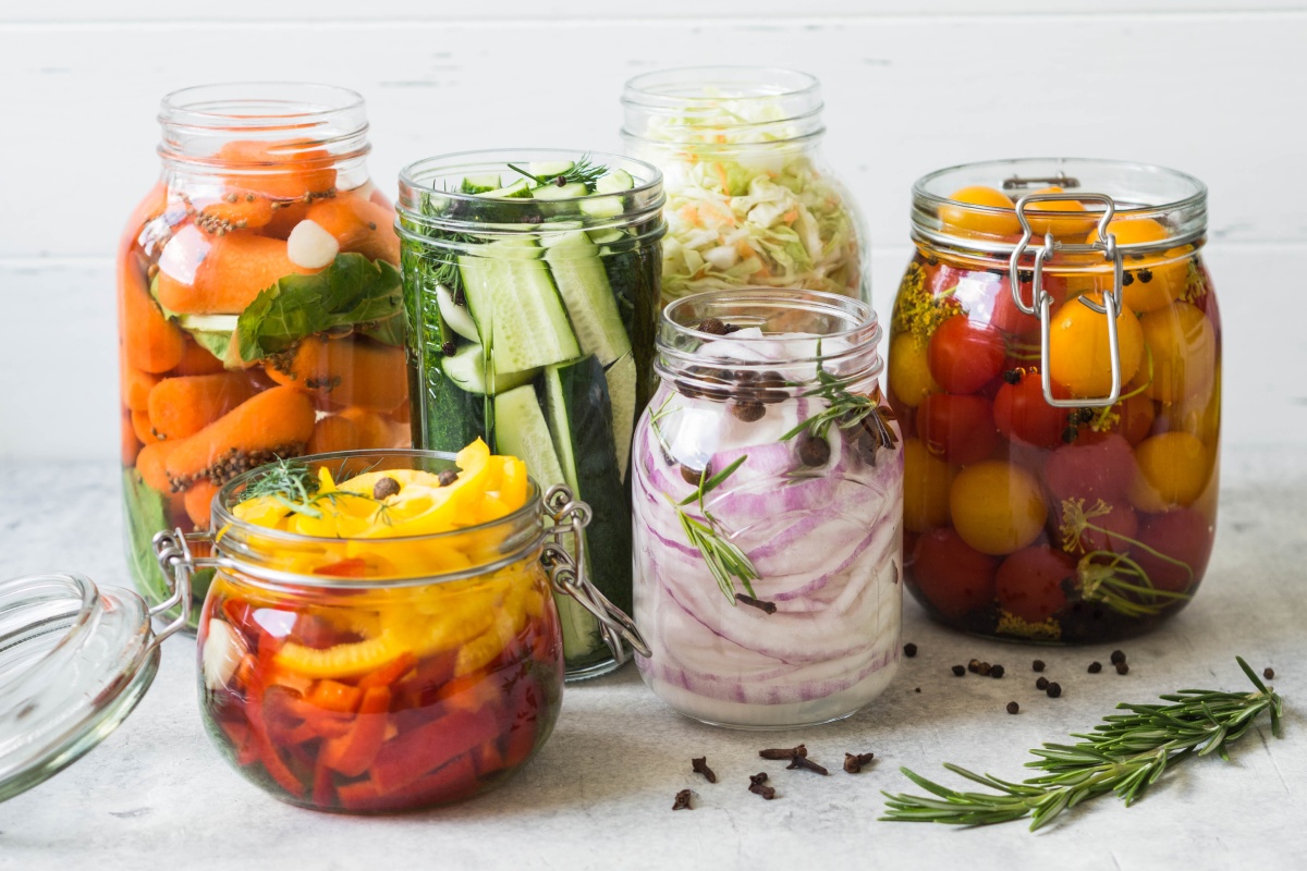 Geschnittenes Gemüse in offenen Einmachgläsern.