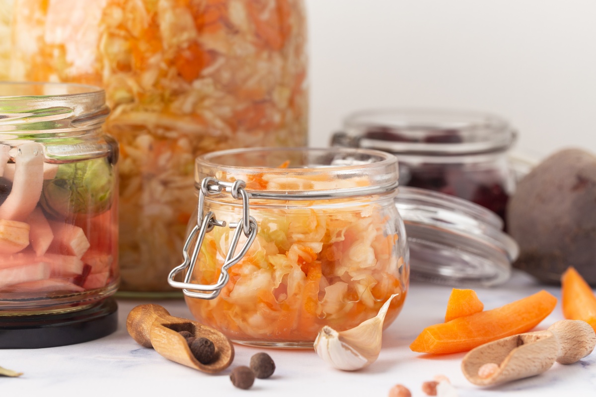 Gewürze und Gemüse in Einmachgläsern.