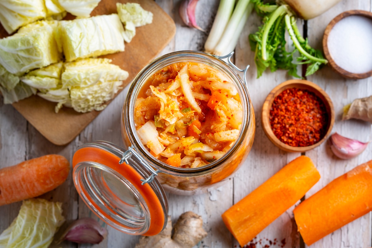 Koreanisches Sauerkraut Kimchi im Glas.