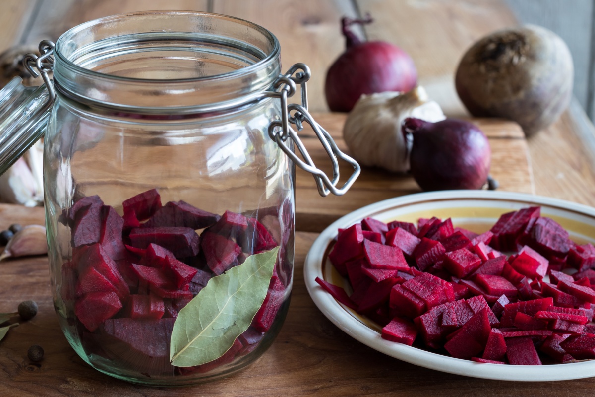Rote Bete in Würfeln in Glas.