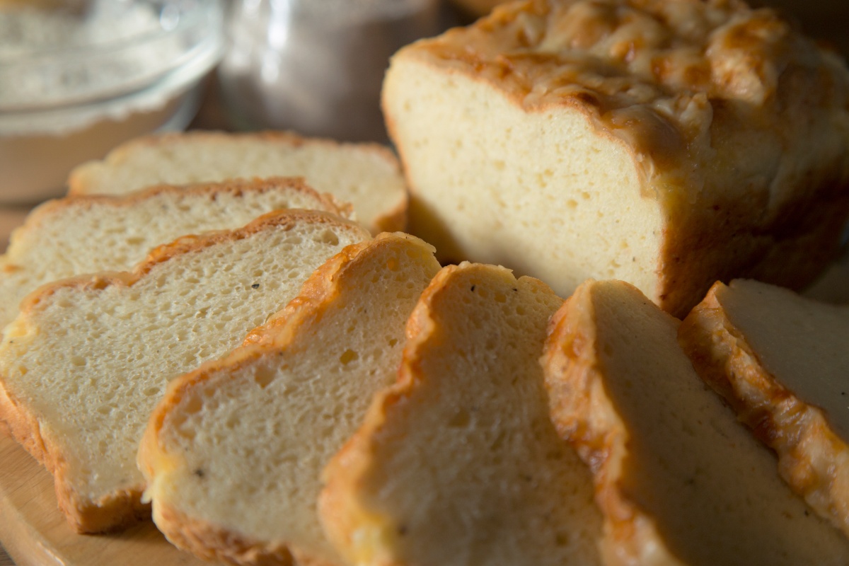 Selbst gebackener Kastenkuchen aus glutenfreiem Hirsemehl in Scheiben geschnitten.
