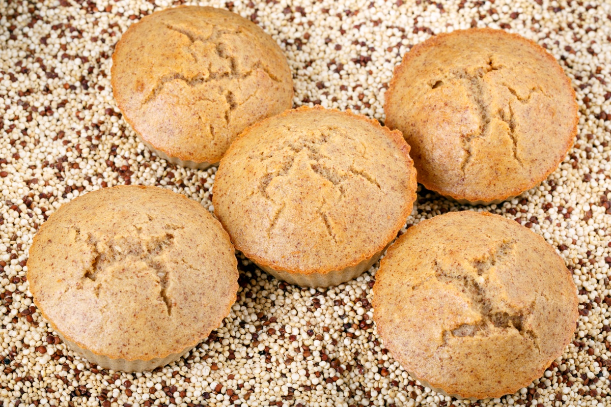 Fünf Muffins, zubereitet mit glutenfreiem Quinoamehl.