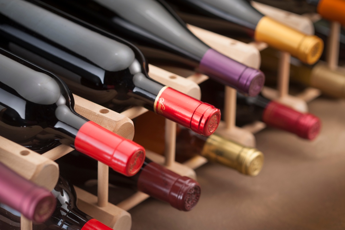 Viele Weinflaschen in einem Weinregal.