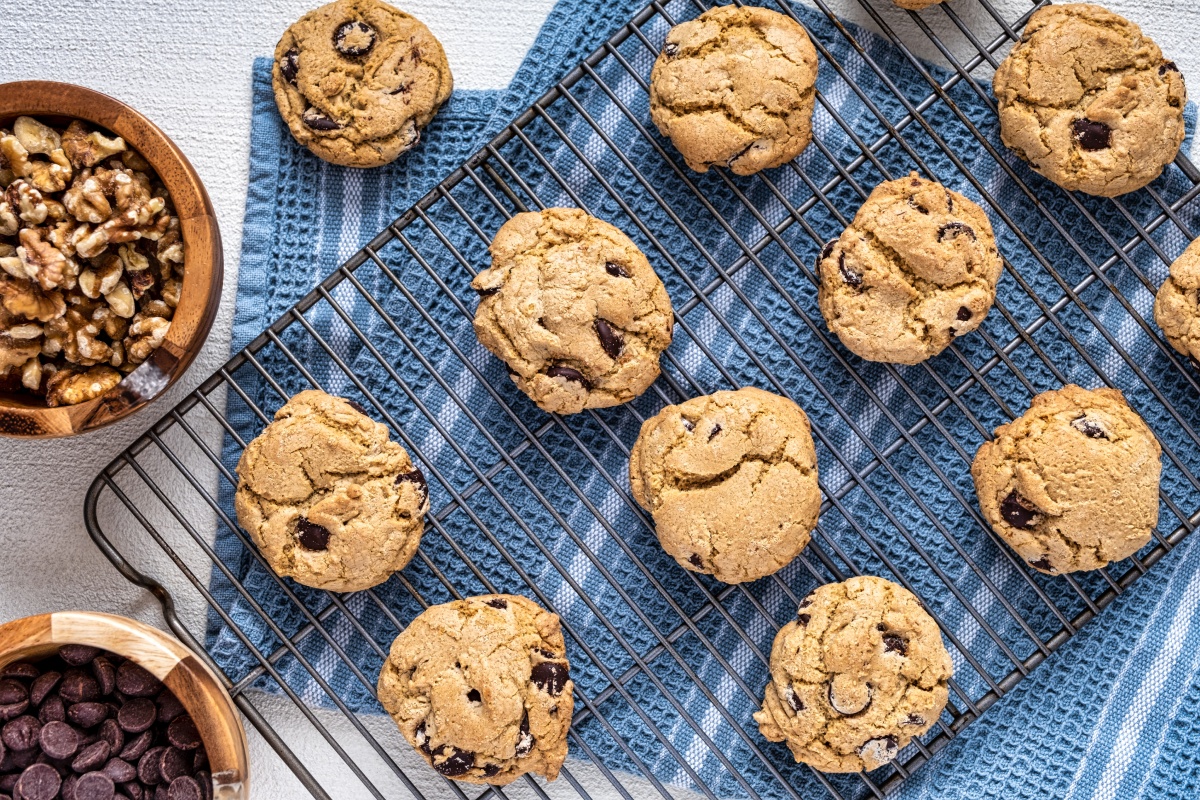Frisch gebackene Cookies auf Abkühlgitter.