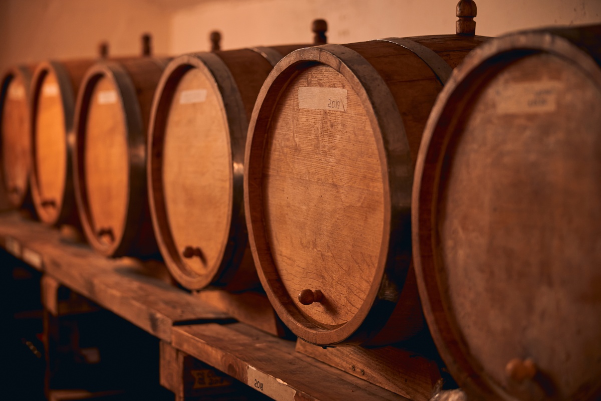 Reihe von Holzfässern im Weinkeller zur Lagerung von Wein.