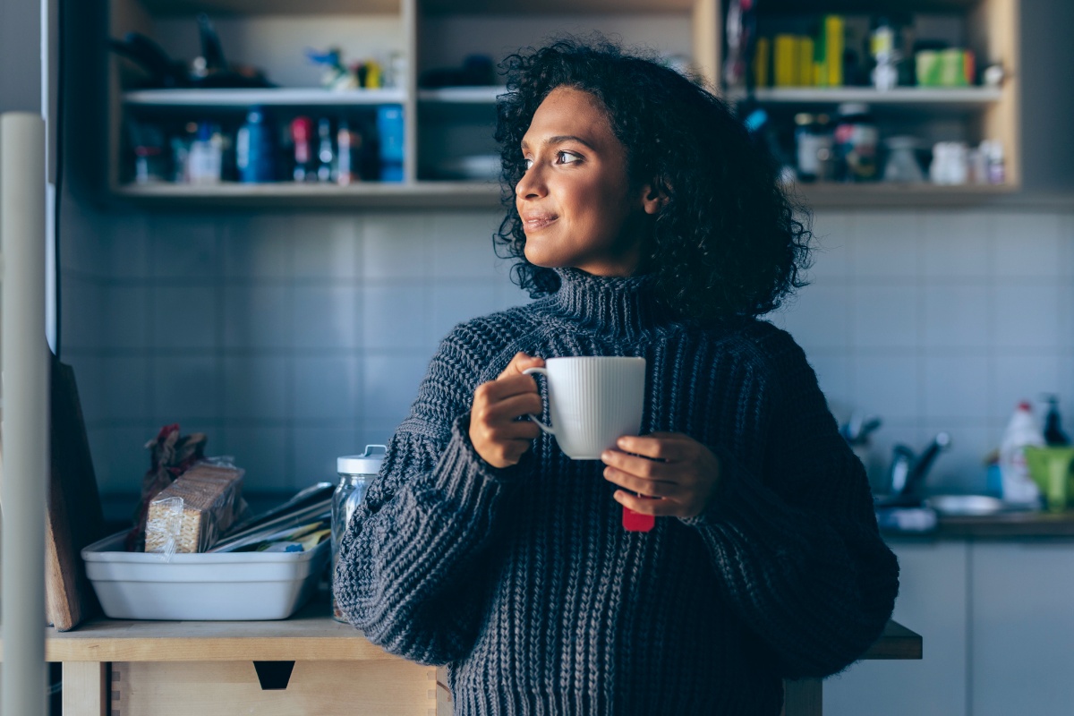 Eine Frau genießt in Ruhe eine Tasse Tee