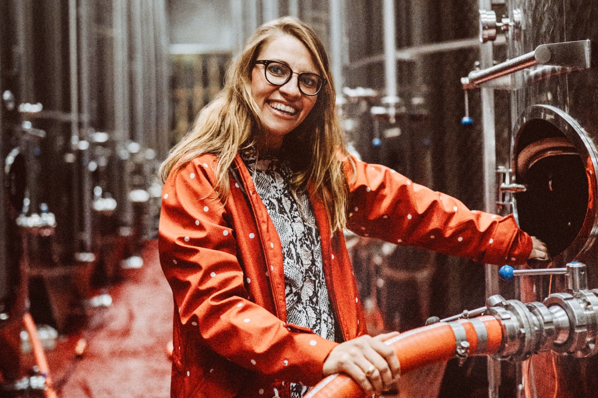 Pfälzer Winzerin Julia Lergenmüller bei der Arbeit zwischen großen Weinzubern der Winzerei.