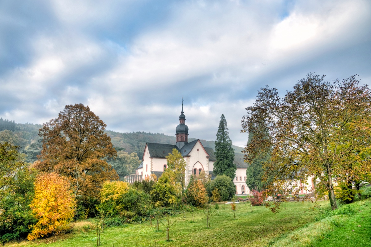 Zisterzienser Kloster Eberbach mit Garten und Bäumen im Herbst.