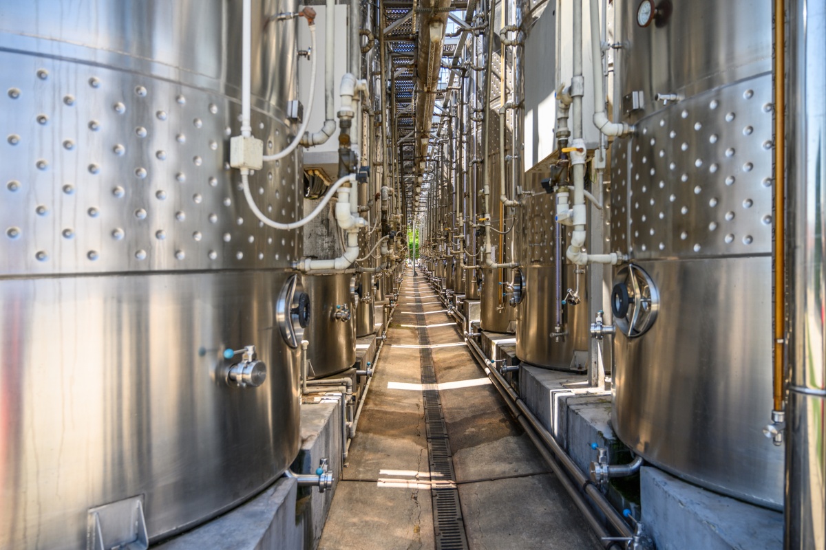 Reihe von großen Edelstahltanks in einer modernen Weinkellerei.