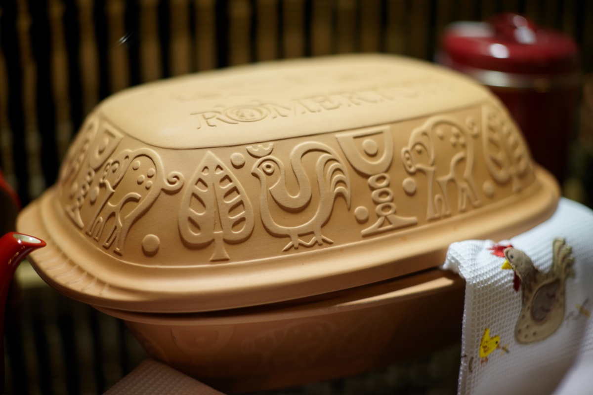 Ein kunstvoll verzierter Römertopf.