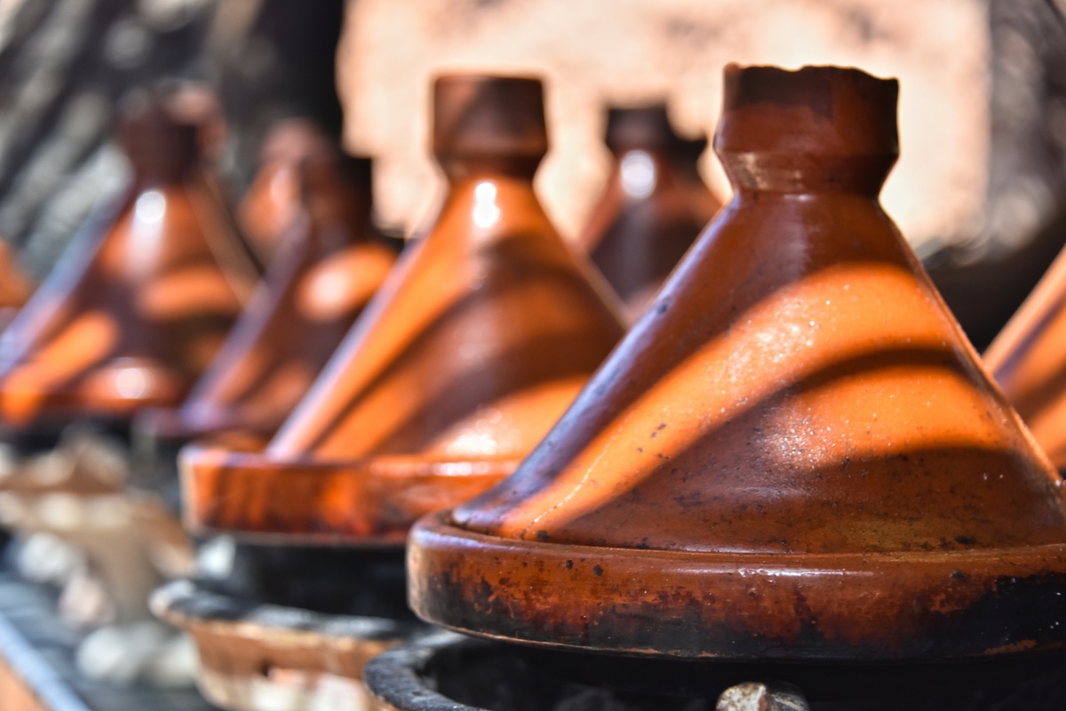 Ein pyramidenförmiger Tajine aus Ton.