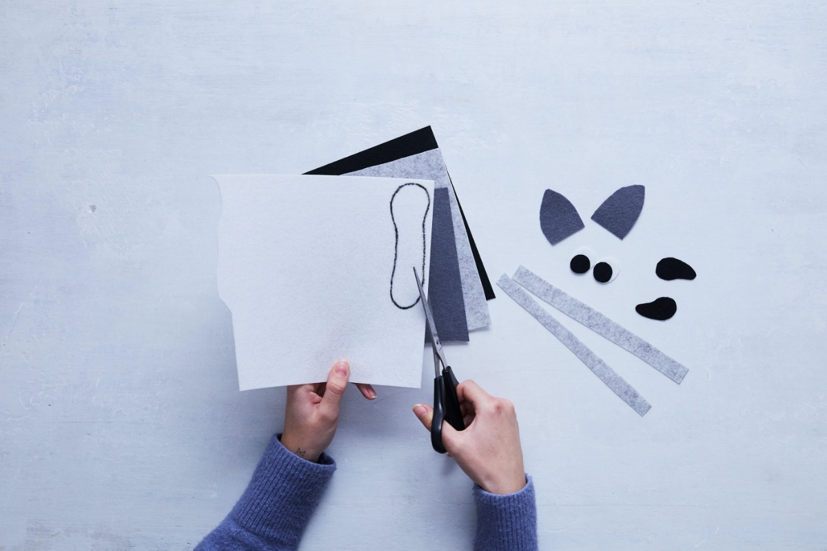 Filzstoff wird ausgeschnitten