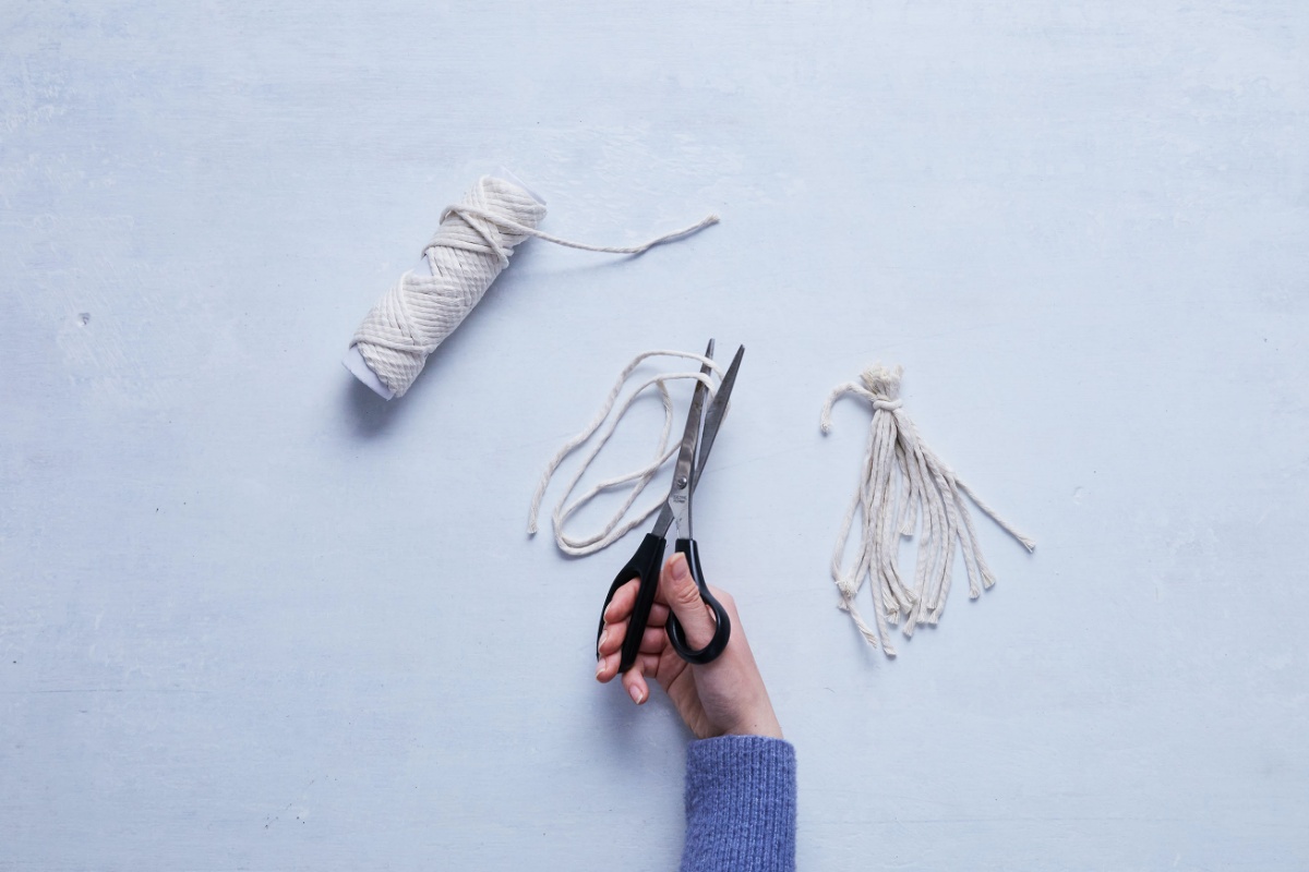 Wollstücke werden abgeschnitten