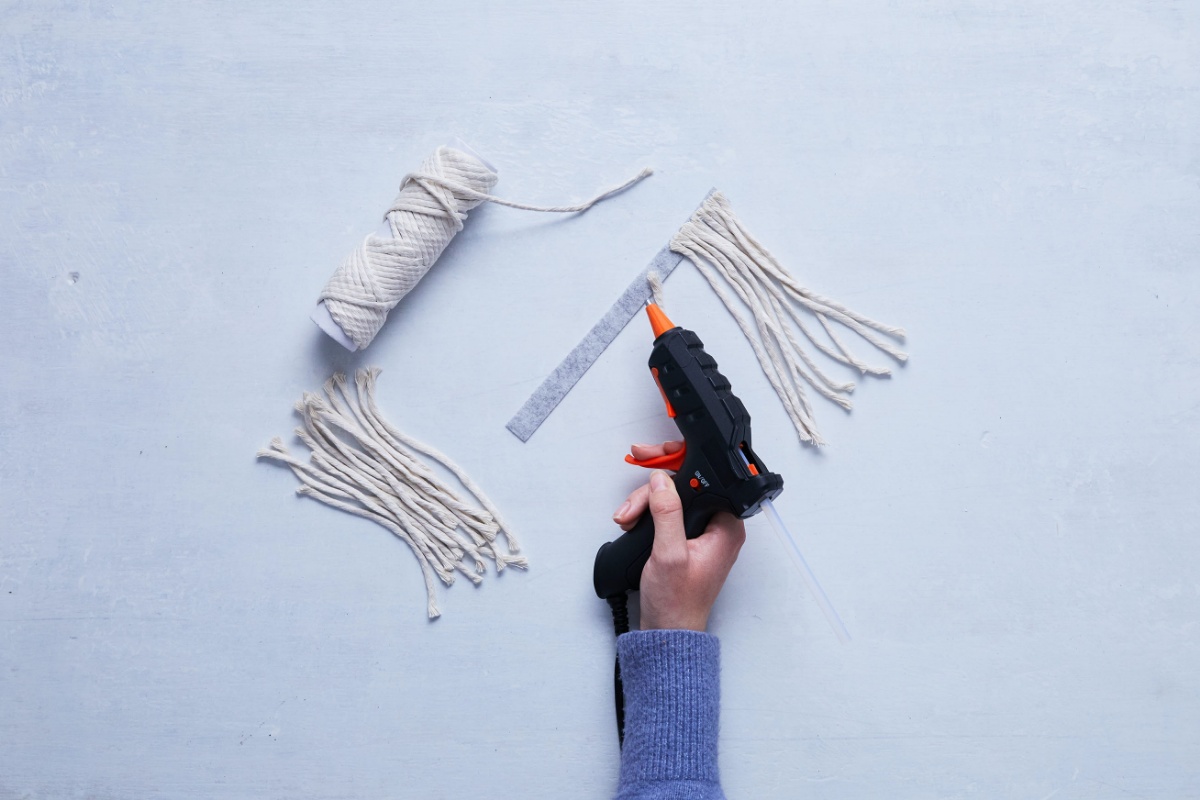 Wolstücke werden als Mähne zusammengeklebt