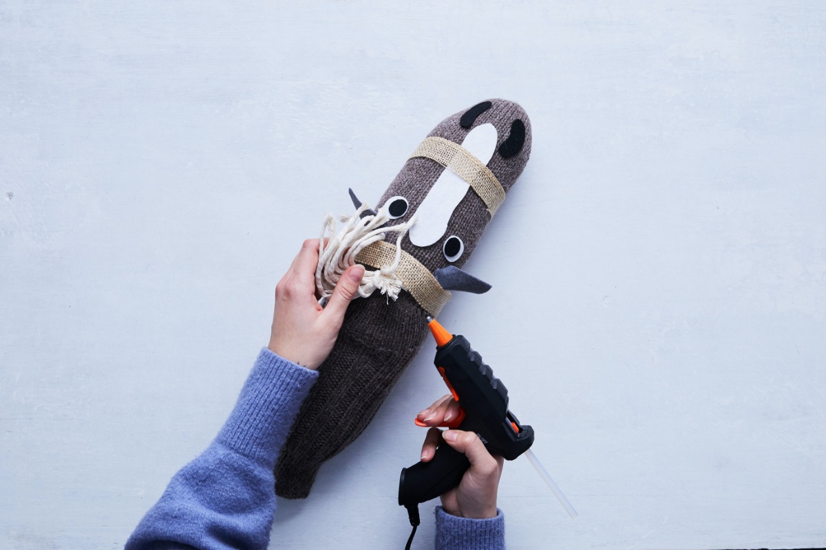 Mähne wird auf dem Pferdekopf befestigt