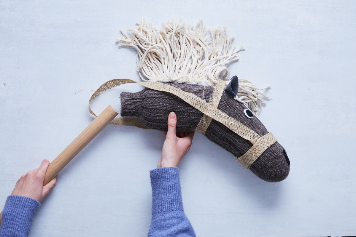 Die Socke wird über das Rundholz gestülpt