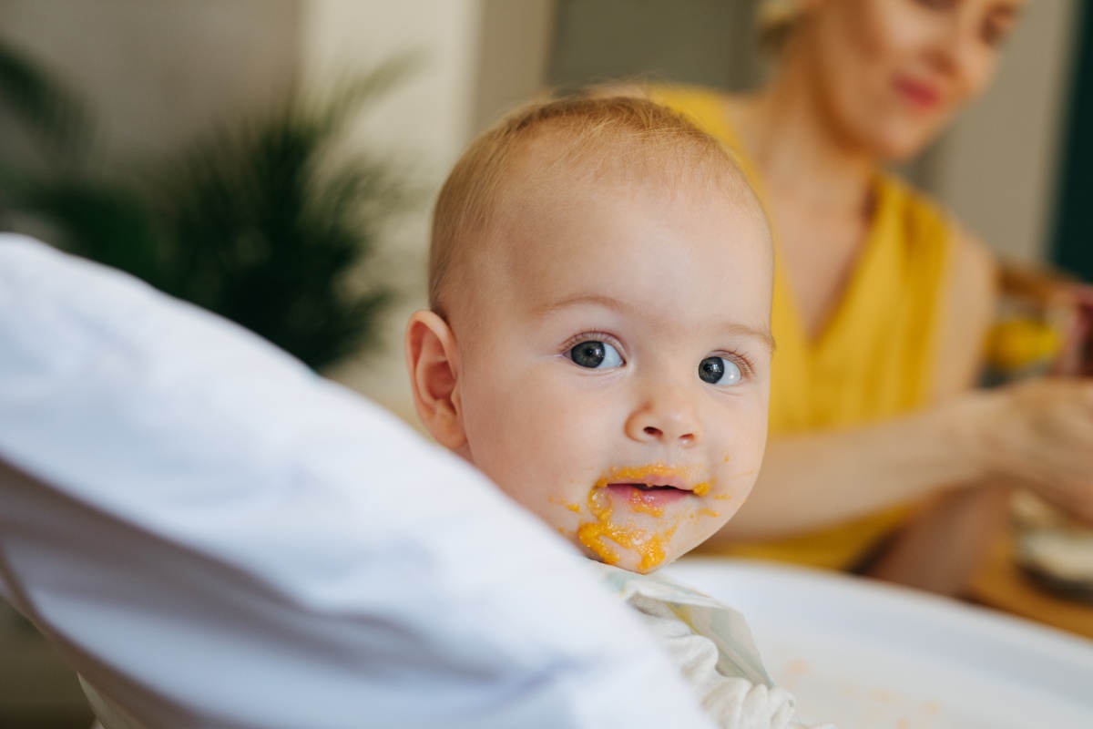 Ein süßes Baby mit vermiertem Mund.