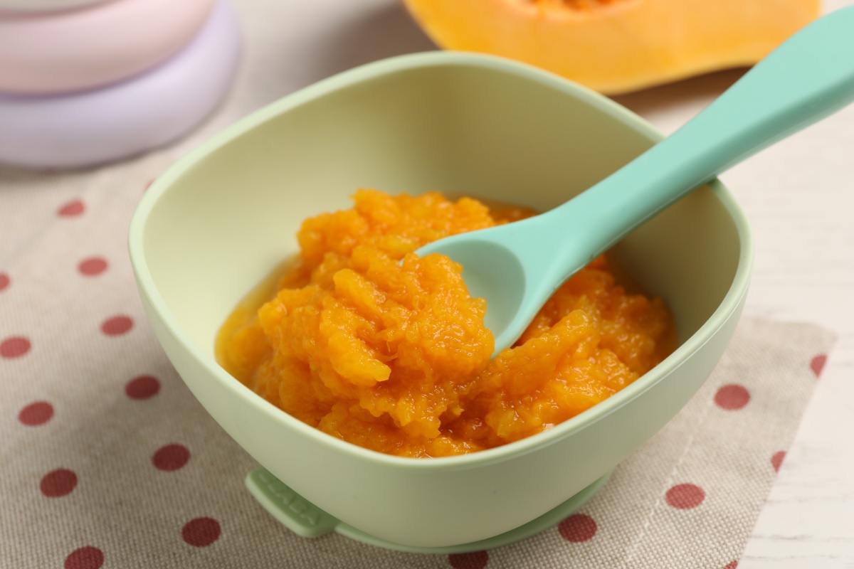 Frisch zubereiteter Babybrei in einer kleinen grünen Schüssel.