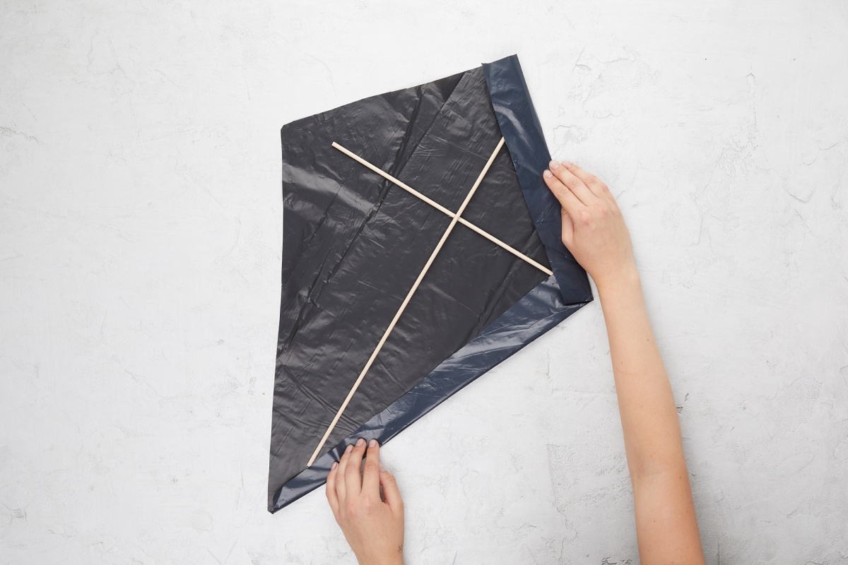 Mülltüte wird in Form eines Drachens fixiert.